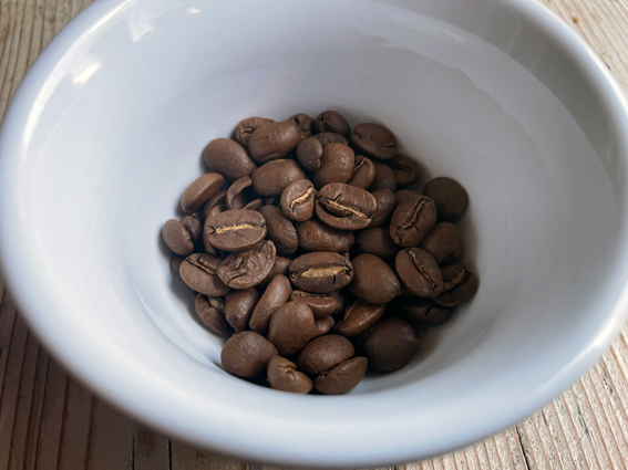 Arabica-Bohnen werden oft als "Gourmet"-Kaffee bezeichnet und sind beliebt für ihren milden und nuancierten Geschmack, der von süßlichen Noten bis hin zu fruchtigen oder blumigen Aromen reichen kann.