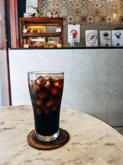 Cold Brew: Eine erfrischende Alternative für Kaffeegenießer. Ein aufstrebender Trend in der Kaffeewelt hat in den letzten Jahren die Herzen von Kaffeeliebhabern erobert – der Cold Brew.