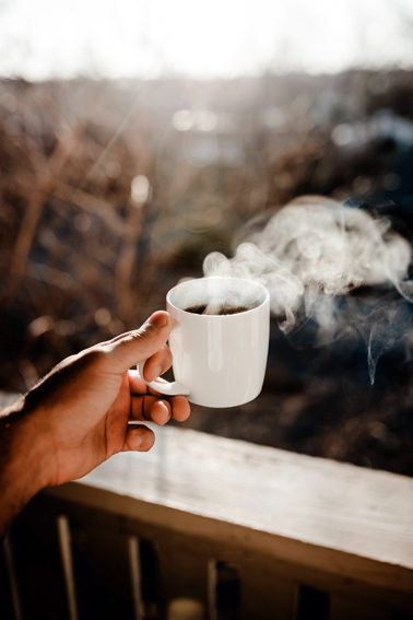 Filterkaffee vs. Kaffeemaschine: In diesem Artikel werden wir den handgefilterten Kaffee mit der klassischen Kaffeemaschine vergleichen und die Vor- und Nachteile beider Methoden betrachten.