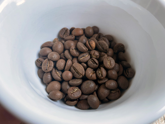Robusta-Kaffee ist bekannt für seinen kräftigen, bitteren Geschmack und sein höheres Koffeingehalt im Vergleich zu Arabica.